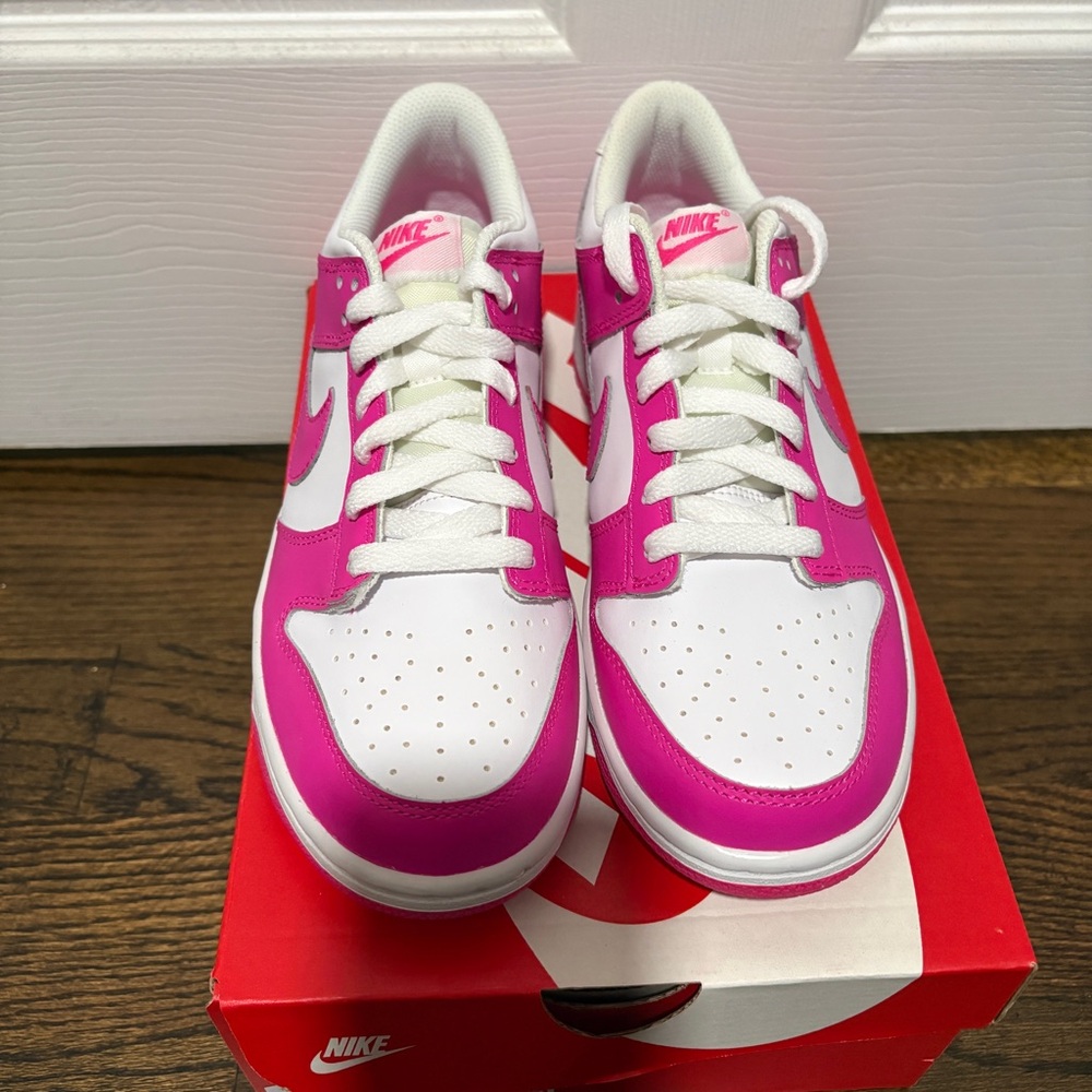 Nike Kids Sneakers in Pink and White - Picture 4 of 8